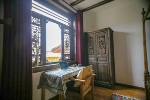 Royal-Doppelzimmer, Stadtblick | Businesscenter im Zimmer