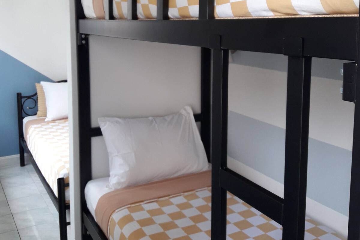 Male Shared Dormitory  | 熨斗/熨衣板、免費無線上網、床單