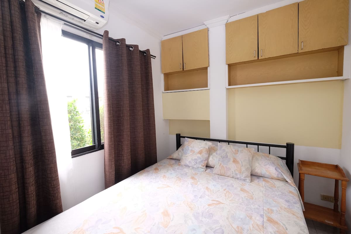 Family Room with Private Bathroom | Iron/ironing board, free WiFi, bed sheets