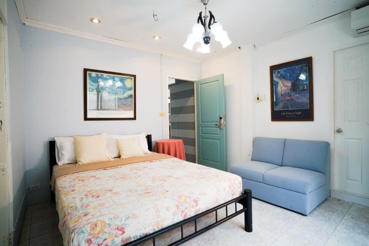 Deluxe Double Room with Private Bathroom | Iron/ironing board, free WiFi, bed sheets