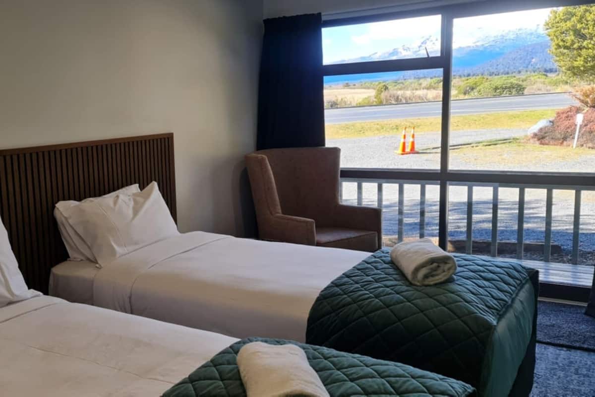 Deluxe Studio, Ensuite | Hypo-allergenic bedding, blackout drapes, free WiFi, bed sheets