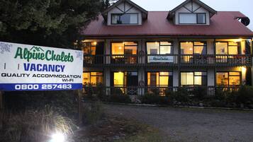 Boendets fasad - kväll/natt