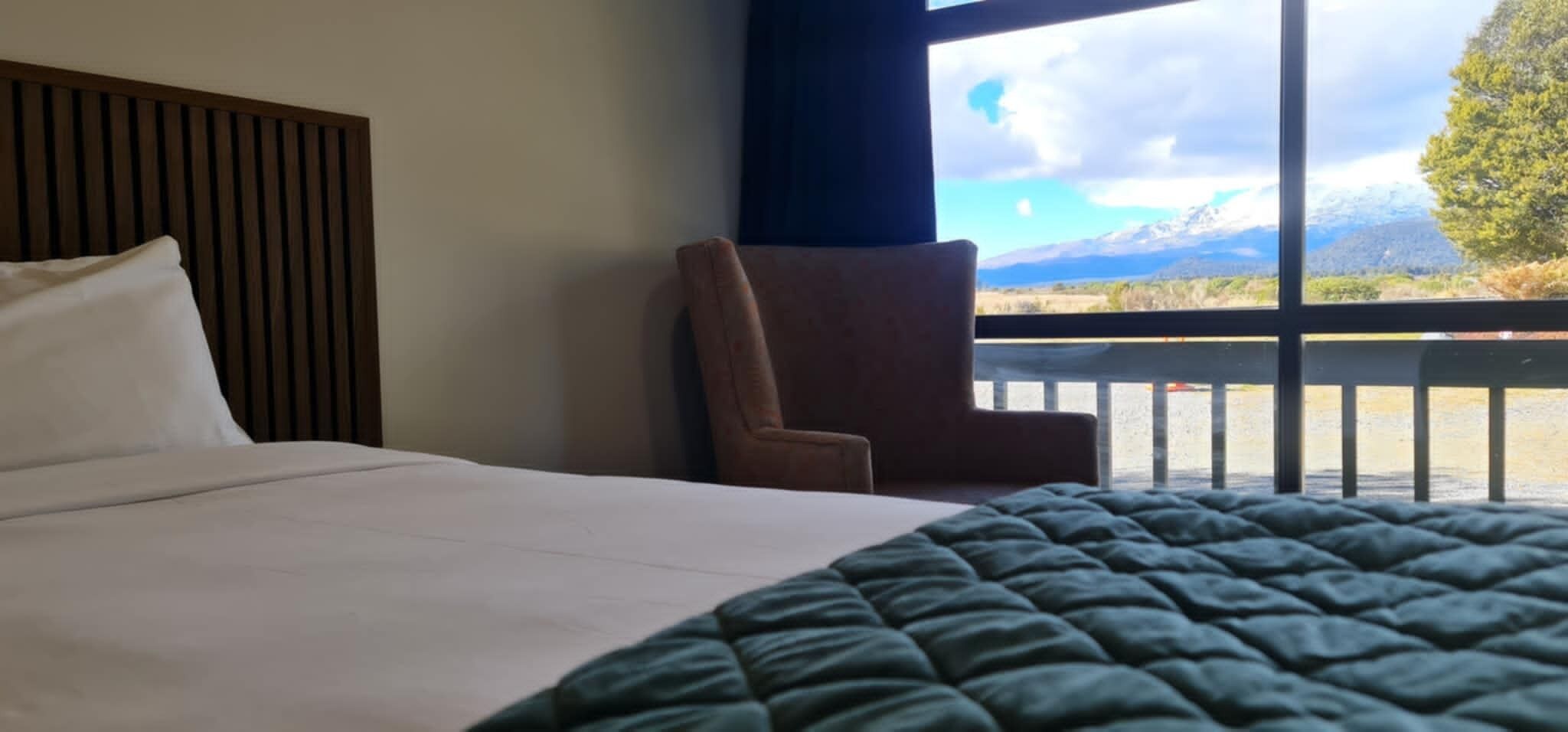 Hypo-allergenic bedding, blackout drapes, free WiFi, bed sheets
