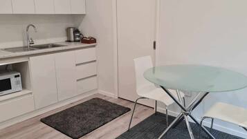 Deluxe Studio Suite | In-room dining