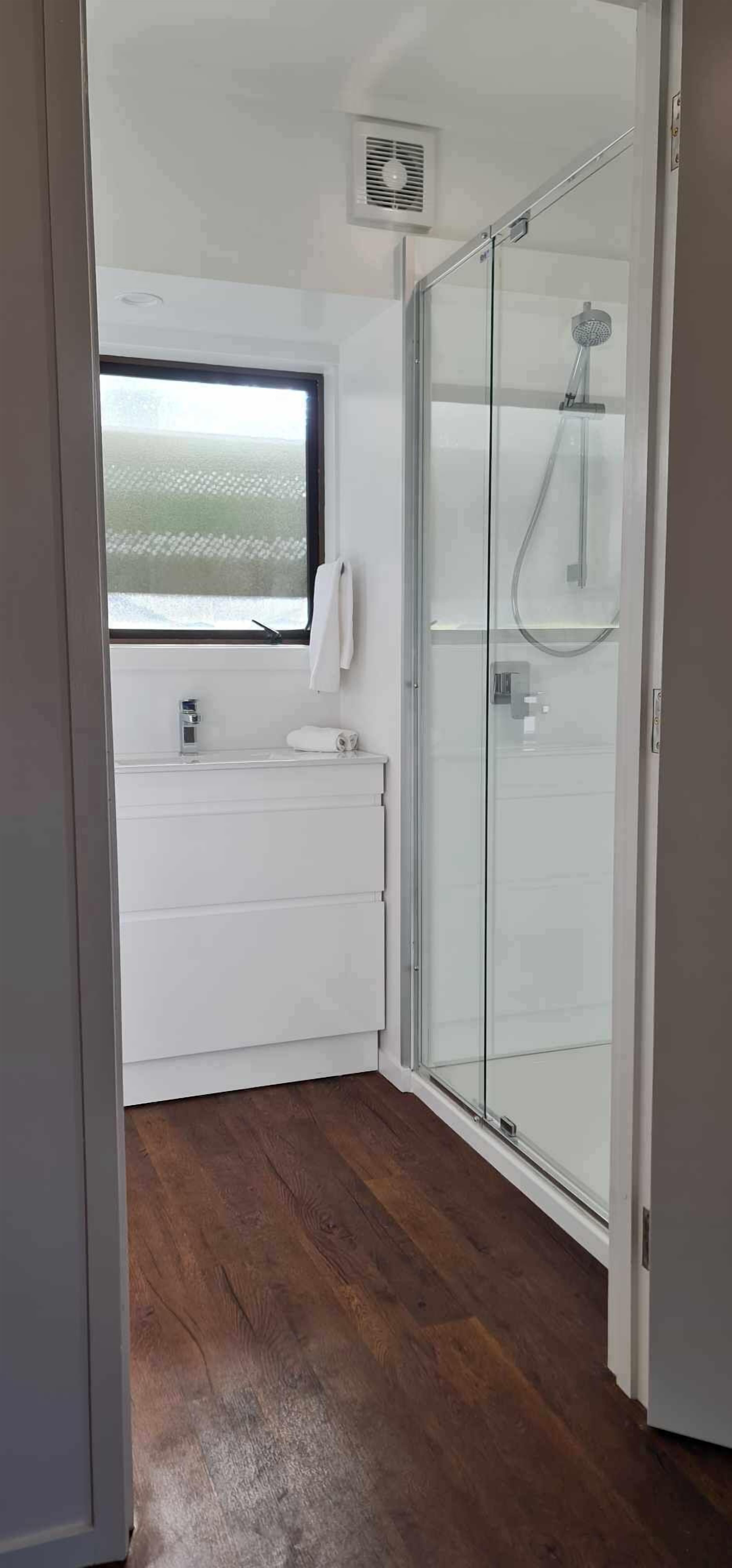 Studio Deluks | Kamar mandi | Shower, perlengkapan mandi gratis, handuk, dan sabun