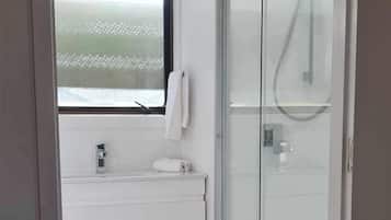 Studio Deluks | Kamar mandi | Shower, perlengkapan mandi gratis, handuk, dan sabun