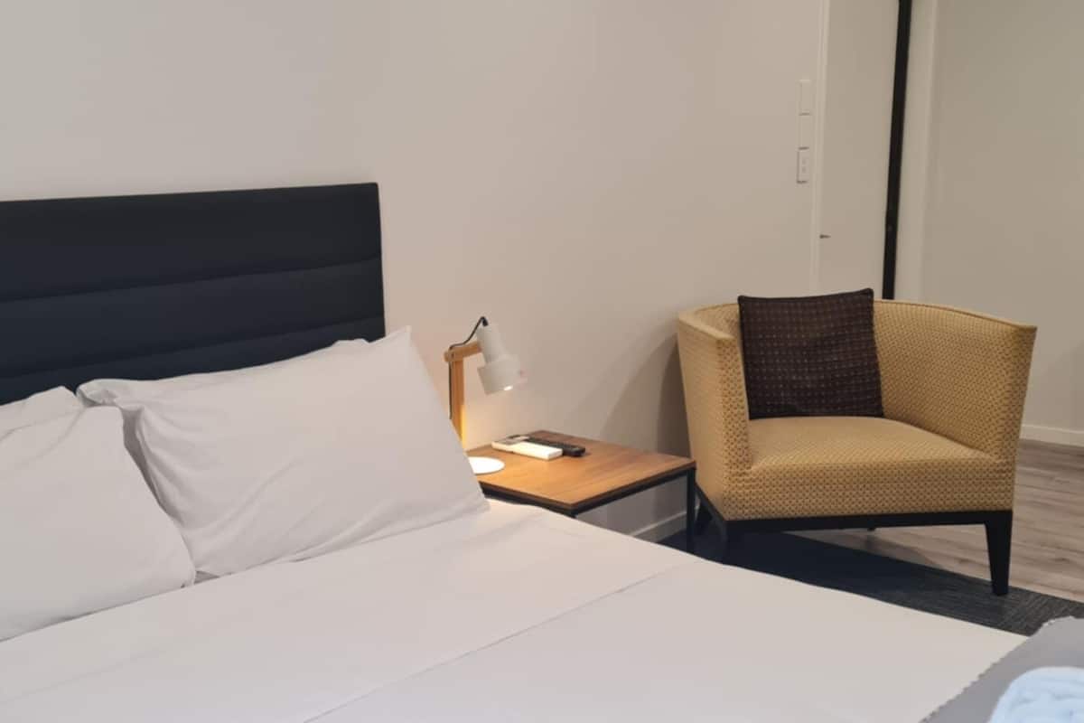 Honeymoon Studio Suite | Peralatan tempat tidur hipoalergenik, langsir/tirai gelap terus