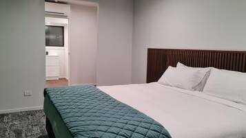 Deluxe Studio, Ensuite | Hypo-allergenic bedding, blackout curtains, free WiFi, bed sheets