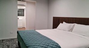 Deluxe Studio, Ensuite | Hypo-allergenic bedding, blackout drapes, free WiFi, bed sheets - Alpine Chalets (National Park Village)