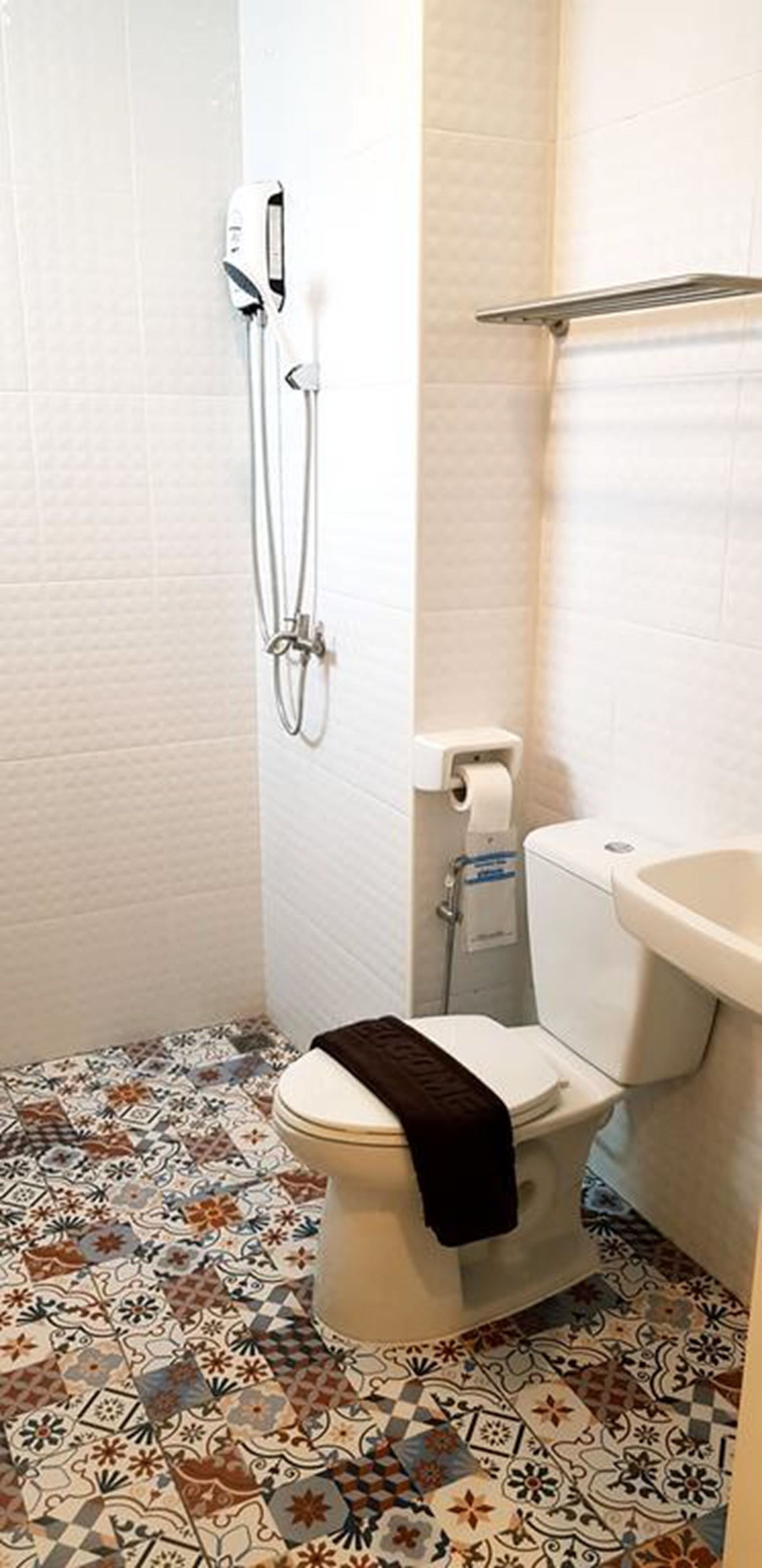 standard twin room | bathroom | shower, free toiletries, hair dryer, towels