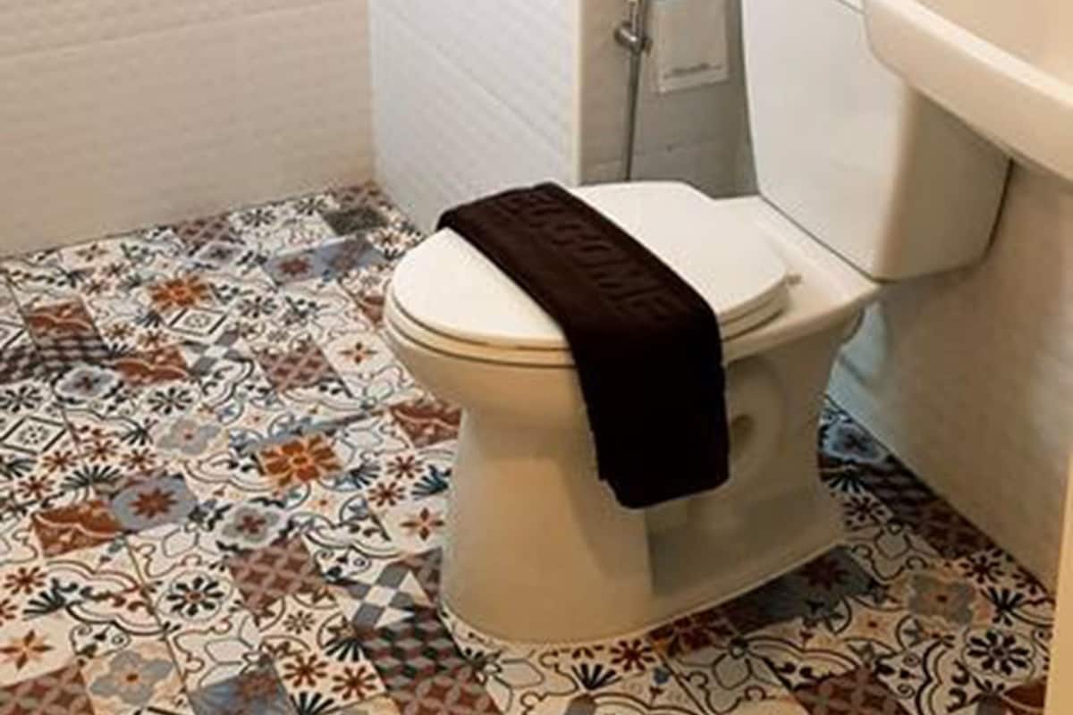 standard twin room | bathroom | shower, free toiletries, hair dryer, towels