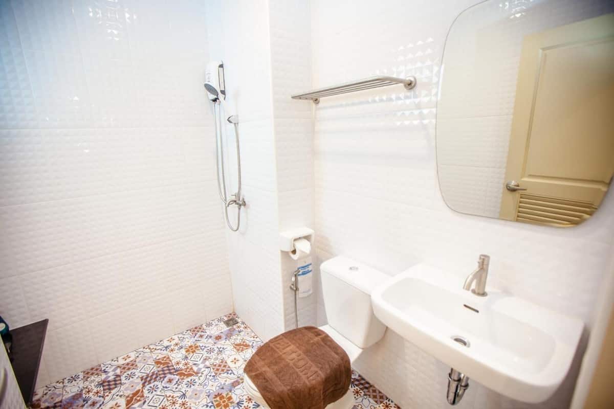 shower, free toiletries, hair dryer, towels