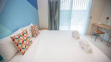 Habitació superior | Minibar, escriptori, cortines opaques i llits addicionals