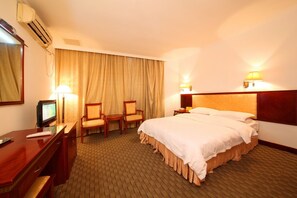 Standard Queen Room | Desk, blackout curtains, free WiFi - Polifon Hotel (Guangzhou)