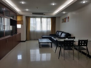 One Bedroom Apartment | Sala de estar | TV de tela plana