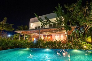 Outdoor pool, sun loungers - Pippali Hotel (Kampot)