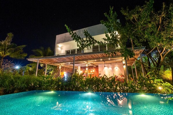 Piscina externa, espreguiçadeiras