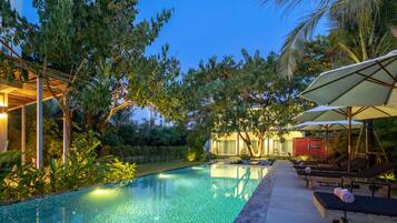 Una piscina al aire libre, tumbonas