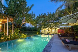 Outdoor pool, sun loungers - Pippali Hotel (Kampot)