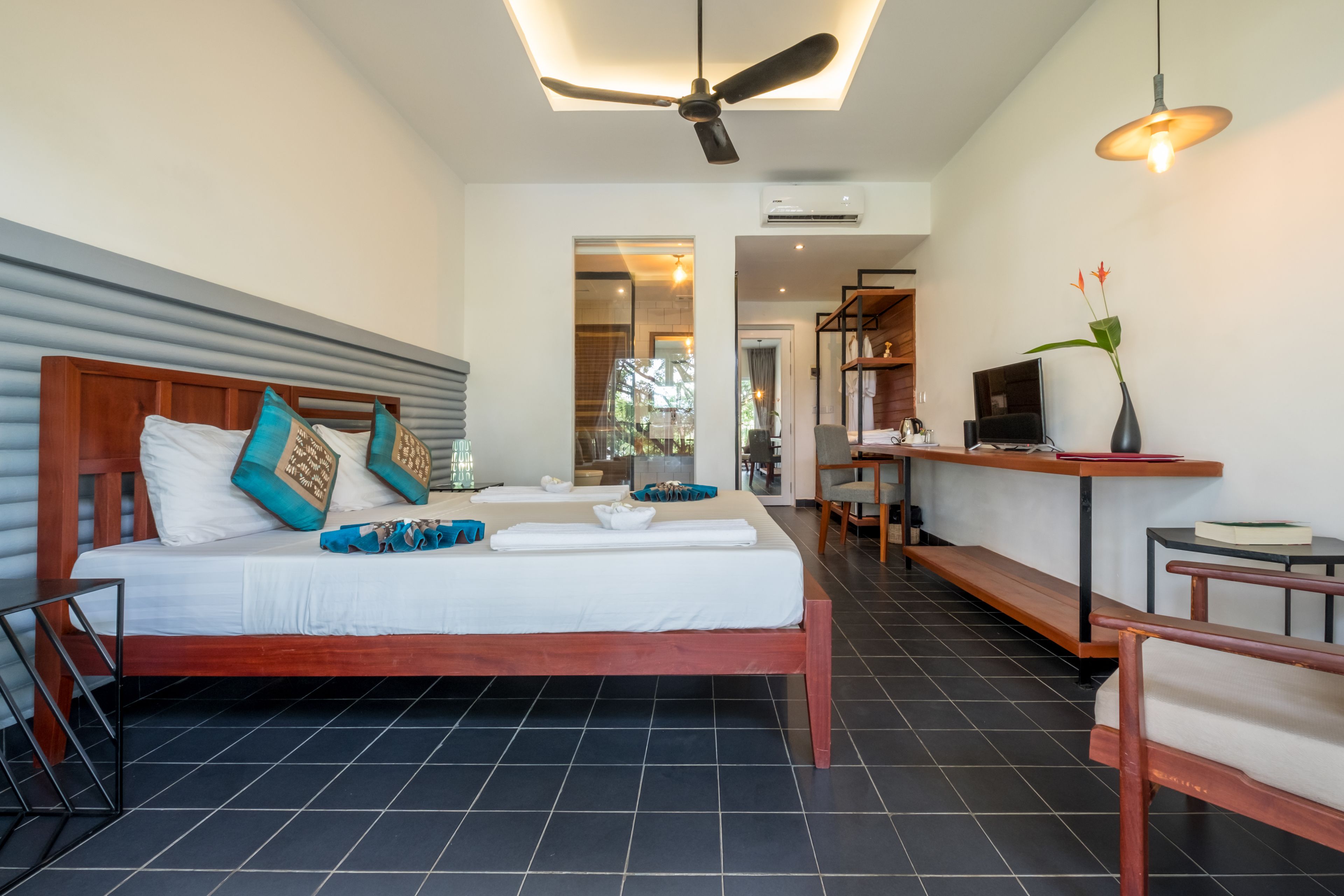 superior double or twin room | minibar, in-room safe, desk, free wifi