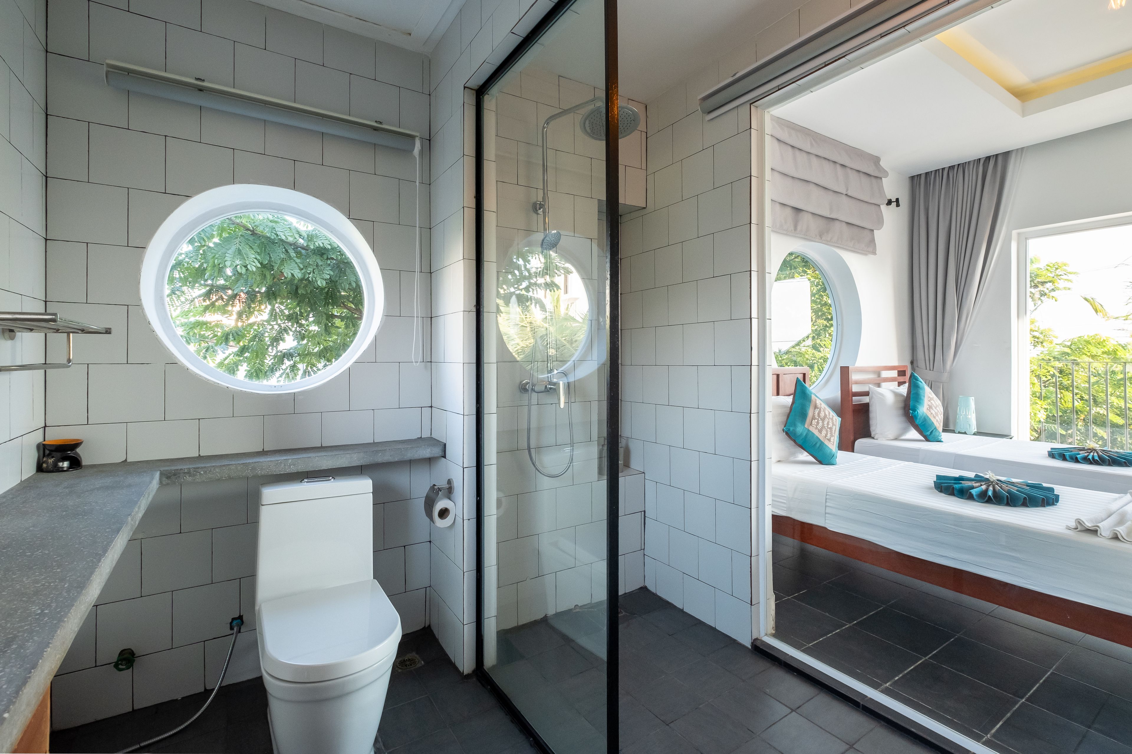 deluxe double room, 1 bedroom, river view | bathroom | shower, rainfall showerhead, free toiletries, hair dryer