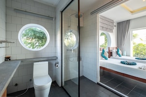 Habitación Deluxe doble, 1 habitación, vistas al río | Baño | Ducha y cabezal de ducha tipo lluvia
