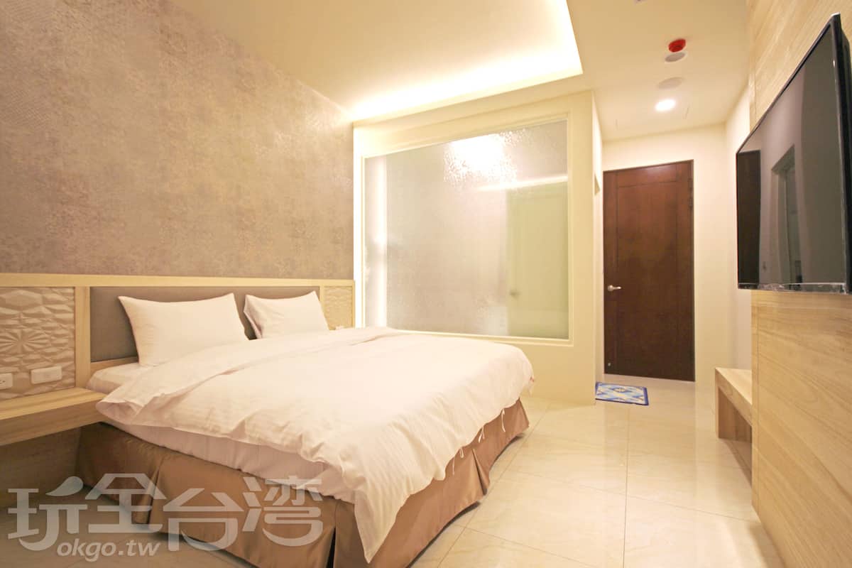 Ropa de cama de alta calidad, escritorio y cortinas blackout