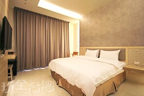 Hochwertige Bettwaren, Schreibtisch, Verdunkelungsvorhänge