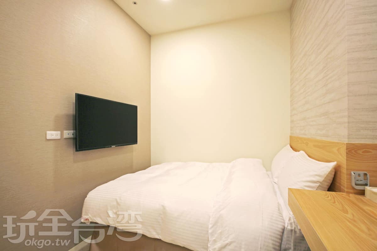 Ropa de cama de alta calidad, escritorio y cortinas blackout
