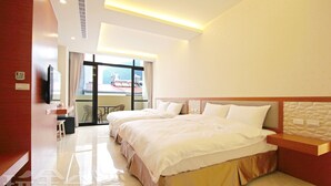 Een hotelkamer met een groot bed, een bureau met stoel, een televisie en uitzicht.