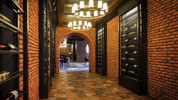 2 bars/lounges, lobby lounge