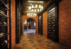2 Bars/Lounges, Lobby-Lounge