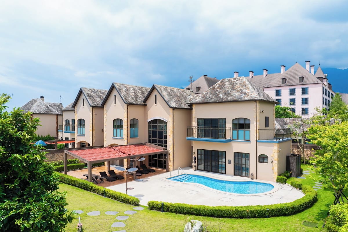 Premier Villa | Premium bedding, down comforters, pillowtop beds, free minibar
