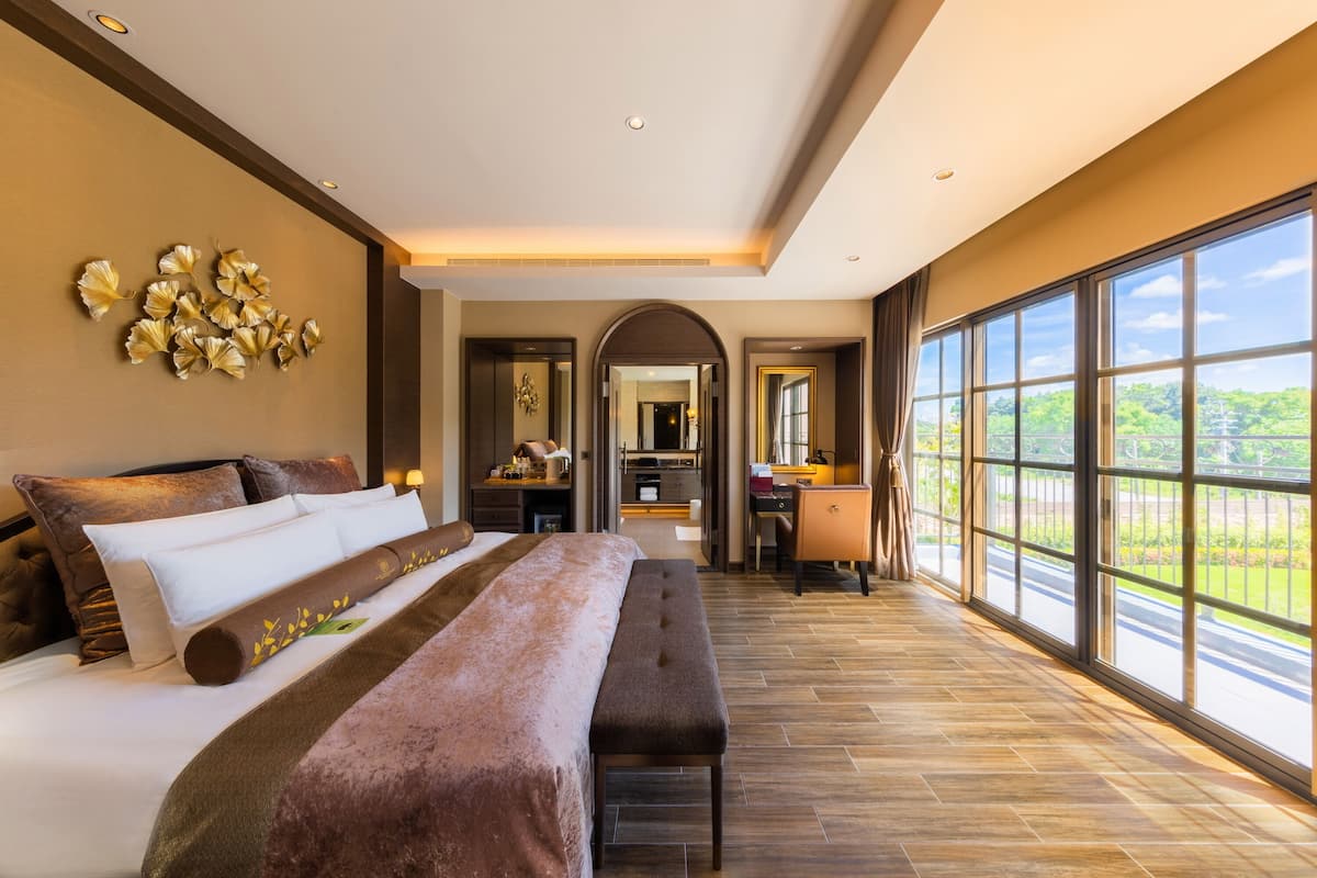 premier villa | premium bedding, down duvets, pillow-top beds, free minibar