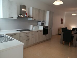 Appartement supérieur, 3 chambres | Cuisine privée | Réfrigérateur, four à micro-ondes, un four, surface de cuisson