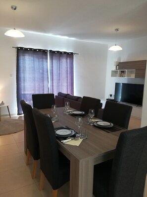 Superior-Apartment, 3 Schlafzimmer | Essbereich im Zimmer