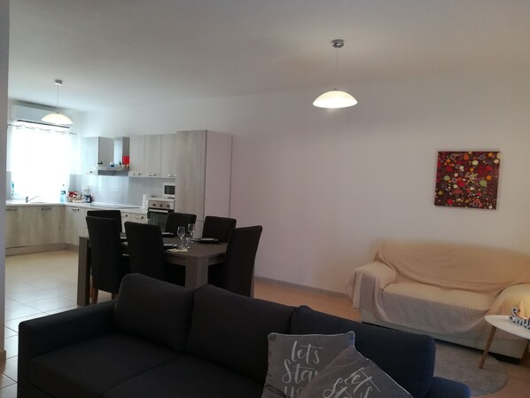Appartement supérieur, 3 chambres | Aire de séjour | Téléviseur à écran plat