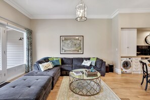 아파트, 침실 3개, 욕실 2개 | 고급 침구, 각각 다른 스타일의 인테리어, 각각 다르게 가구 비치, 다리미/다리미판