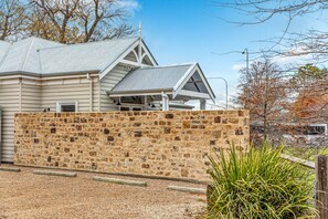 Exterior - Grandview Accommodation - The Elm Tree Apartments (Mount Barker)
