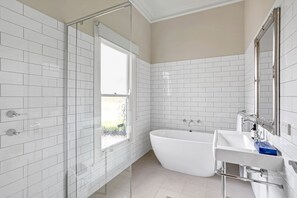 Apartment, 3 Bedrooms, 2 Bathrooms | Bathroom | Free toiletries, hair dryer, towels, soap