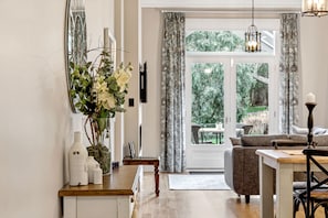 Premium bedding, individually decorated, individually furnished - Grandview Accommodation - The Elm Tree Apartments (Mount Barker)