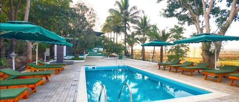 Ulkouima-allas avoinna 8.00–18.00, aurinkovarjoja