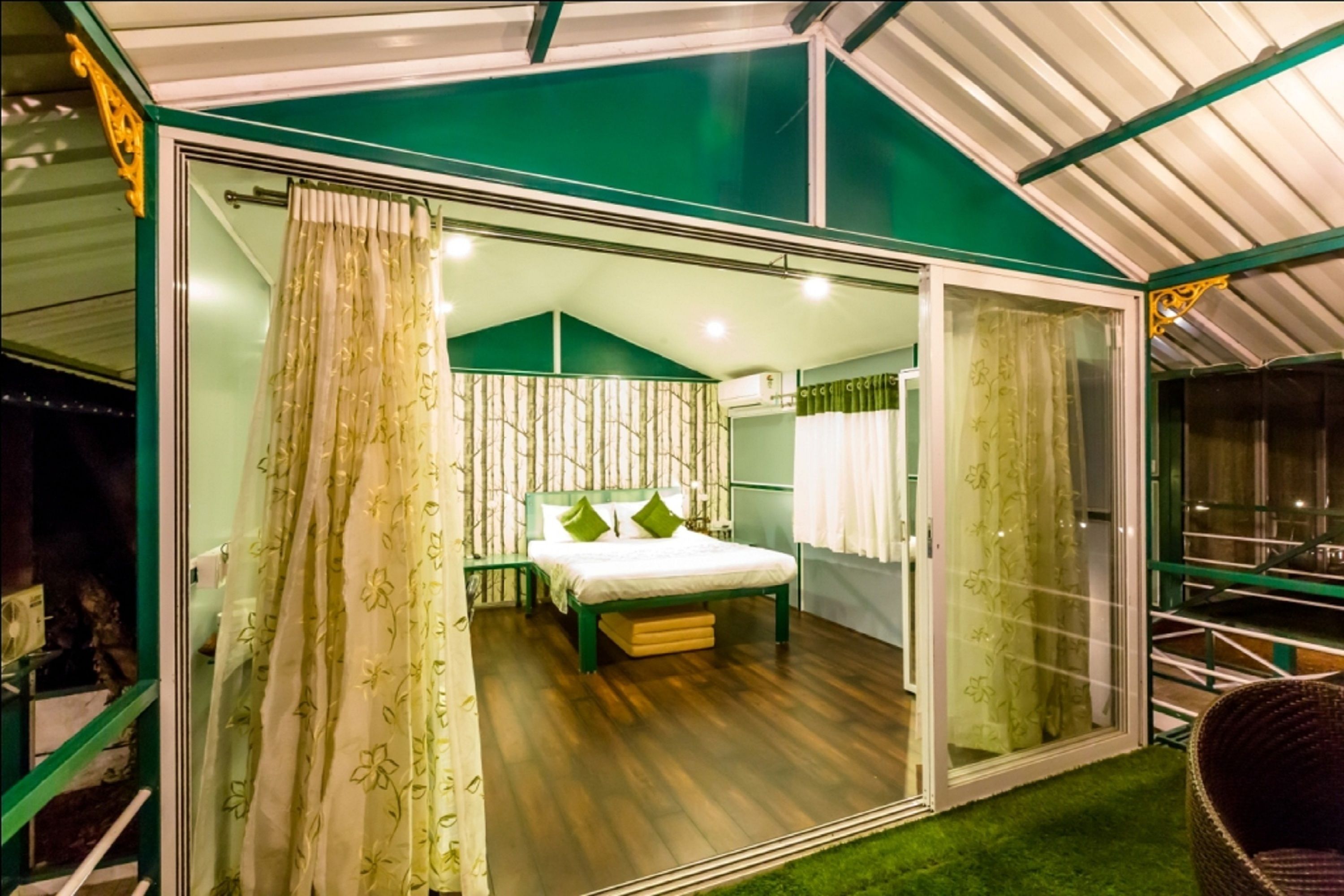 Luxury Cottage, 1 Bedroom (Lake View) | 1 bedroom, memory-foam beds, desk, rollaway beds