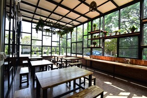 Desayuno con opciones de la cocina local diario (THB 200 por persona)