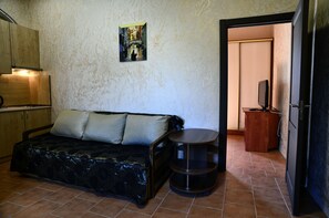 Appartement, salle de bain privée | Aire de séjour | Téléviseur à écran plat de 34 po avec télévision par câble, téléviseur