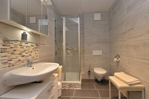 Dusche, Haartrockner, Handtücher