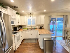 Fridge, microwave, oven, stovetop - Comfortable/Cozy Home (American Fork)