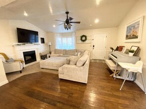 Smart TV, DVD player, offices - Comfortable/Cozy Home (American Fork)