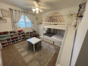 4 bedrooms, desk, iron/ironing board, free WiFi - Comfortable/Cozy Home (American Fork)