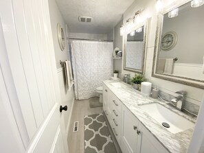 Combined shower/bathtub, hair dryer, bidet, towels